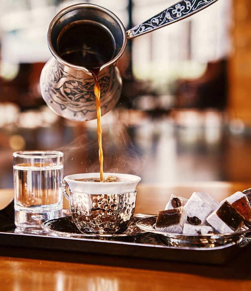 Sirotez un café turc 